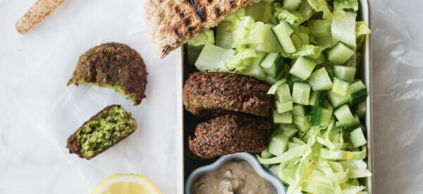 Falafelsalat med tahindip