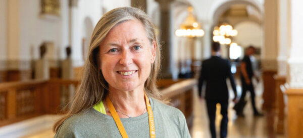 På job på Borgen - Christiansborg er den fysiske arbejdsplads for folkevalgte politikere, men også for hundredvis af andre. Cirka 1000 mennesker har deres daglige gang på Borgen, og de udgør en sprudlende myretue af daglig aktivitet og fungerer næsten som et lille bysamfund.