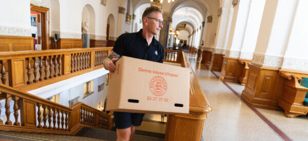 Glæde - Glæde - Hver dag skifter masser af Christiansborgs borde, stole og sofaer plads. Møbler og inventar flyttes typisk fra lager til kontor - og tilbage igen - ad lange gange og snævre trapper, og den opgave tager Jimmi Grotto og hans kolleger sig af