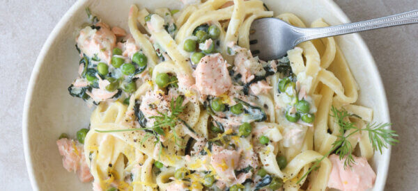 Sund mad - Pasta med laks og flødeost - på billedet er der en lækker pastarat med laks og flødeost fra bogen "mit familiekøkken - 80 nemme retter fyldt med grønt"