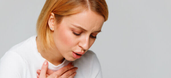 En kvinde med astma hoster